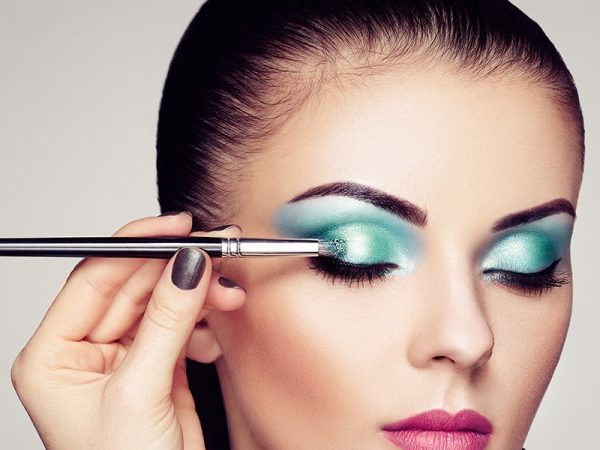 makeup-artist-applies-eye-shadow-P3RN6CR-min.jpg